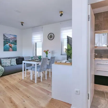 With Private Garden Apartment *