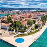 Apartment With Private Garden Zadar