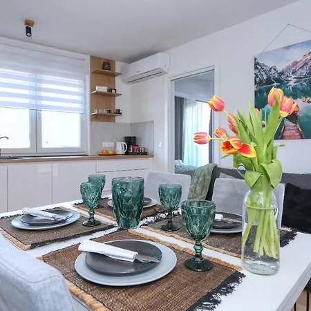 Apartamento With Private Garden