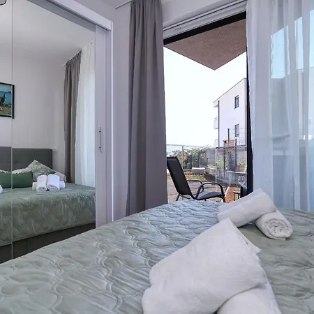 With Private Garden Apartament *