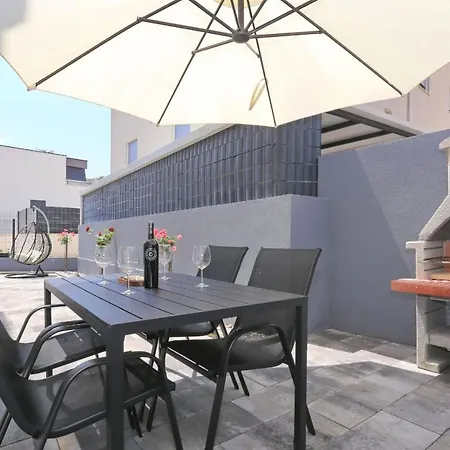 Apartament With Private Garden Zadar