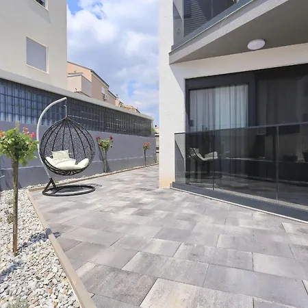 With Private Garden Apartment *