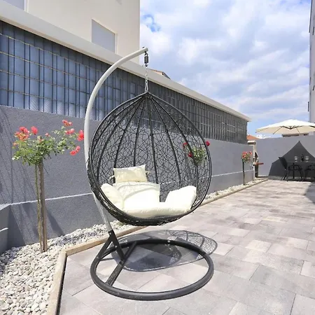 With Private Garden Apartament *