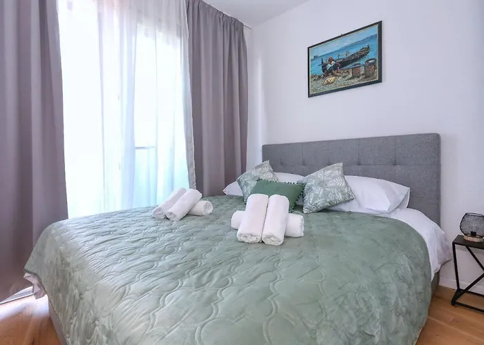 With Private Garden Lägenhet